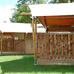 Entdecken Sie das charmante Safari-Zelt in Turnhout, Antwerpen. Geniessen Sie luxurioeses Glamping mit einer Holzveranda, umgeben von gruener Natur.