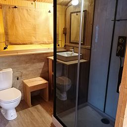Modernes Badezimmer in Safaritent Dreamer, einer Glamping-Lodge in Turnhout, Antwerpen, mit Dusche und Waschbecken.