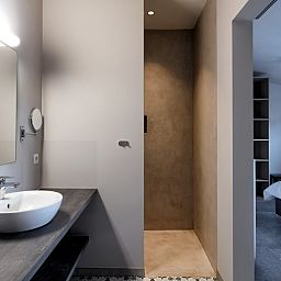 Modern bathroom in Driehoekshoeve vacation home in Kasterlee, Antwerp with stylish decor.