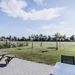 Geniessen Sie die ruhige Umgebung im Huisje in Kasterlee, einem Ferienhaus in Kasterlee, Antwerpen, mit einer grossen Terrasse und einer schoenen Aussicht ins Gruene.