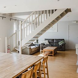 Gemuetliches Wohnzimmer in Cottage in Kasterlee, Ferienhaus in Kasterlee, Antwerpen. Geraeumige Sitzecke und Essbereich mit viel natuerlichem Licht.