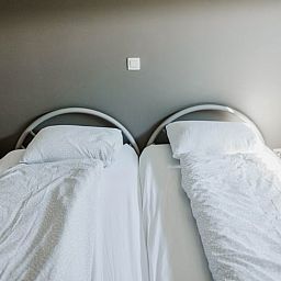 Attraktives Schlafzimmer in Cottage in Kasterlee, Ferienhaus in Kasterlee, Antwerpen, Belgien, mit bequemen Betten und ruhigem Ambiente.