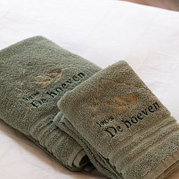 Gemuetliches Schlafzimmer im Ferienhaus in Kasterlee, Antwerpen, mit luxurioesen Handtuechern fuer einen komfortablen Aufenthalt.