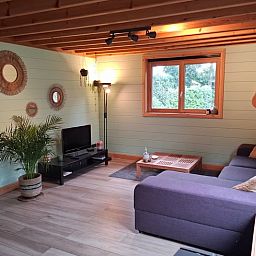 Entspannen Sie sich auf der gemuetlichen Terrasse des Holiday Home in Wuustwezel, eines idyllischen Ferienhauses in Antwerpen, Belgien.