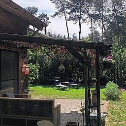 Essecke mit Blick auf den Garten im Ferienhaus in Wuustwezel, ideal fuer einen Familienurlaub in Antwerpen, Belgien.