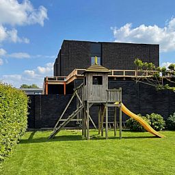 Speeltuin en groene tuin bij De Morgenstond vakantiehuis in Baarle-Hertog, Antwerpen, perfect voor gezinnen en natuurliefhebbers.