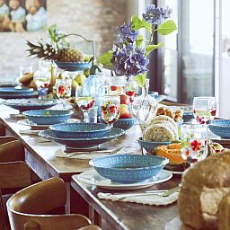 Gezellige eetruimte in vakantiehuis De Lieshoeve, Arendonk, Antwerpen, met prachtig gedekte tafel en kleurrijke details.