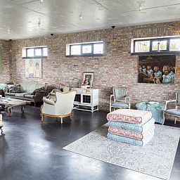 Gezellige binnenruimte van vakantiehuis De Lieshoeve in Arendonk, Antwerpen, met vintage inrichting en warme sfeer.