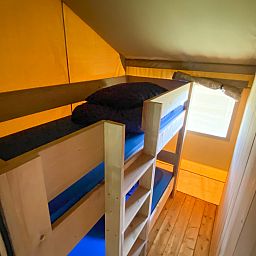 Cozy bedroom with bunk beds in Safari tent incl. sanitary facilities, Lichtaart, Antwerp, Belgium. Perfect for an adventurous glamping experience.