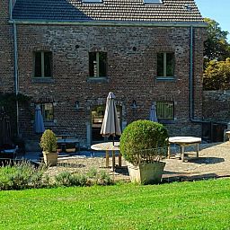 Gemael1744 vakantiehuis in Voeren, Limburg, Belgie met charmante bakstenen gevel en uitnodigend terras in een groene omgeving.