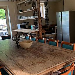 Gezellige eetkamer in vakantiehuis Gemael1744, Voeren, Limburg, met rustieke houten tafel en landelijke keuken.