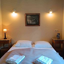 Gezellige slaapkamer in vakantiehuis Gemael1744, Voeren, Limburg, Belgie, met sfeervolle verlichting en klassiek interieur.