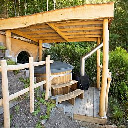 Geniet van de rustieke charme van Hobbit House 1 in Neeroeteren, Limburg, Belgie, met een gezellige buitenruimte en natuurlijke omgeving.