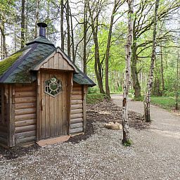 Charmant saunahuisje bij Comfort Classic vakantiehuis in Neeroeteren, Limburg, Belgie, genesteld tussen rustgevende bosrijke paden.
