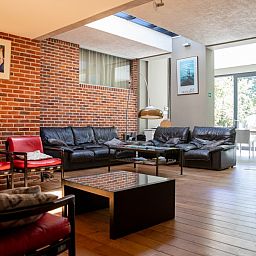 Gezellige woonkamer in StadOase-Hasselt, vakantiehuis in Hasselt, Belgie met comfortabele zithoek.