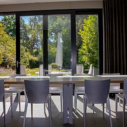 Moderne eetkamer in StadOase-Hasselt vakantiehuis, Hasselt, Belgie met uitzicht op de tuin.