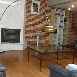 StadOase-Hasselt vakantiehuis in Belgie met sfeervolle open haard in de woonkamer.