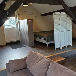 Open leefruimte met zicht op slaapkamer in Aan Maas & Grens vakantiehuis in Kinrooi, Limburg, Belgie.