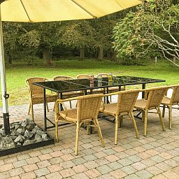Geniet van de natuur op het terras van Vakantiehuis Heidebos voor 8 personen in Meeuwen-Gruitrode, Limburg, Belgie.