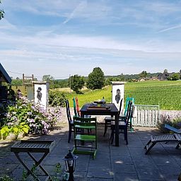 Geniet van het uitzicht vanaf het terras van Huisje in Sint Pietersvoeren, een vakantiehuis in het schilderachtige Limburgse landschap in Belgie.