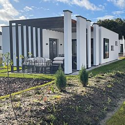 Vrijstaande woning in Zutendaal, een modern vakantiehuis in Limburg, Belgi, met een uitnodigend terras en groene omgeving.