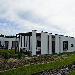 Vrijstaande woning in 3690 Zutendaal, Limburg, Belgi met prachtig uitzicht op het meer en moderne architectuur, ideaal voor natuurliefhebbers.