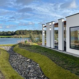 Vrijstaande woning in 3690 Zutendaal, een vakantiehuis in Limburg, Belgi, met prachtig uitzicht op het meer en groene omgeving.