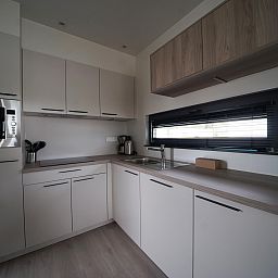 Moderne keuken in de vrijstaande woning in 3690 Zutendaal, vakantiehuis in Limburg, Belgi, met strakke kastjes en veel lichtinval.