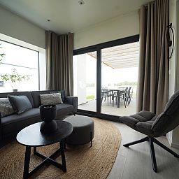 Gezellige eetkamer in de Vrijstaande woning in Zutendaal, Limburg. Ruime tafel met moderne stoelen, ideaal voor een vakantiehuis in Belgi.