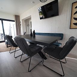Moderne keuken in de Vrijstaande woning in Zutendaal, vakantiehuis in Limburg, Belgi, met stijlvolle inrichting en ruime werkbladen.