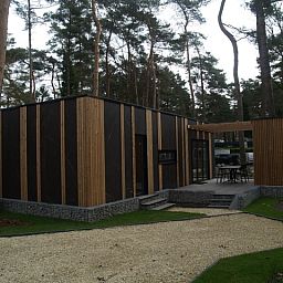 Vrijstaande woning in Zutendaal, een modern vakantiehuis in Limburg, Belgi, omgeven door natuur met een uitnodigend terras.