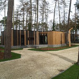 Vrijstaande woning in Zutendaal, een vakantiehuis omgeven door natuur in Limburg, Belgi, met moderne houten architectuur en serene omgeving.