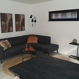 Stijlvolle woonkamer van Vrijstaande woning in Zutendaal, Limburg, Belgi, met moderne inrichting en comfortabele hoekbank.