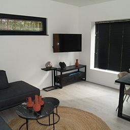 Stijlvolle woonkamer in de Vrijstaande woning in Zutendaal, Limburg, Belgi. Gezellig vakantiehuis met moderne inrichting en comfortabele zithoek.