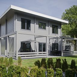 Lichte woonkamer in Mooi Zutendaal 10-persoons villa in Limburg, Belgie, met gezellige zithoek en moderne open haard.