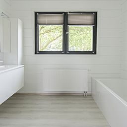 Mooi Zutendaal 10-persoons villa in Limburg, Belgie, omgeven door groen met een ruime veranda en modern design.