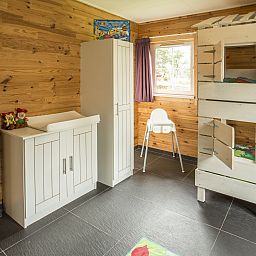 Kinderbungalow interieur bij Mooi Zutendaal in Limburg, Belgie. Gezellige slaapkamer met stapelbed, ideaal voor gezinnen.