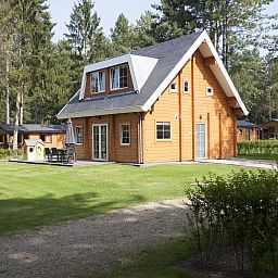 Mooi Zutendaal 6-persoons kinderbungalow in Limburg, Belgie, omringd door groene natuur en rustieke charme.