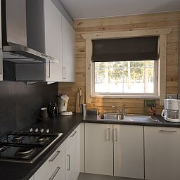 Moderne keuken in Mooi Zutendaal 6-persoons kinderbungalow, gelegen in het groene Limburg, Belgie.