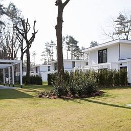 Mooi Zutendaal 6-persoons villa in Zutendaal, Limburg, Belgie met moderne architectuur en ruim terras in een groene omgeving.