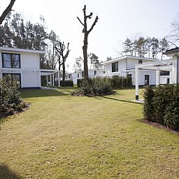 Mooi Zutendaal 6-persoons villa in Limburg, Belgie met ruime tuin en moderne architectuur, omgeven door groene natuur.