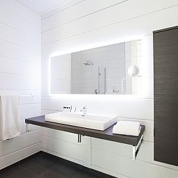 Moderne badkamer in Mooi Zutendaal 6-persoons villa, vakantiehuis in Zutendaal, Limburg, Belgie. Stijlvol interieur met ruime douche.