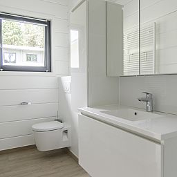 Moderne badkamer in Mooi Zutendaal 4-persoons villa in Limburg, Belgie, met strak design en natuurlijke lichtinval.