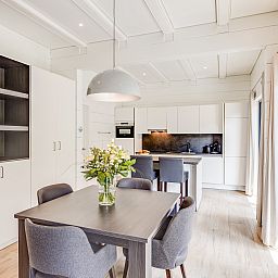 Stijlvolle binnenruimte van Mooi Zutendaal 4-persoons villa in Limburg, Belgie, met moderne keuken en gezellige eetkamer.