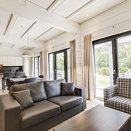 Lichte woonkamer in Mooi Zutendaal 4-persoons villa in Limburg, Belgie, met moderne inrichting en uitzicht op groene tuin.
