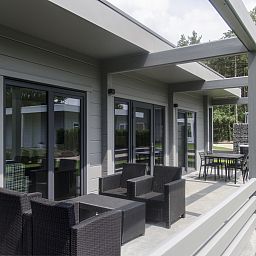 Geniet van de moderne veranda van Mooi Zutendaal, een 4-persoons villa in het groene Limburg, Belgie, ideaal voor ontspanning.