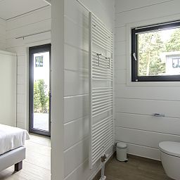 Interieur van Mooi Zutendaal 4-persoons villa in Limburg, Belgie met moderne badkamer en uitzicht op groene omgeving.