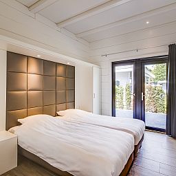 Gezellige slaapkamer in Mooi Zutendaal 4-persoons villa, gelegen in het groene Limburg, Belgie, met uitzicht op de rustige omgeving.