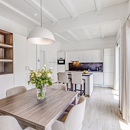 Moderne keuken en eetruimte in Mooi Zutendaal 4-persoons villa, vakantiehuis in het groene Limburg, Belgie.