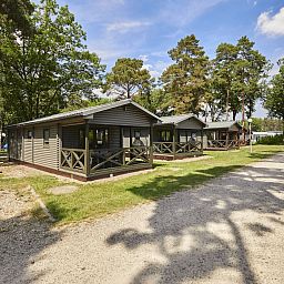 Mooi Zutendaal chalet in Limburg, Belgie, omringd door natuur met ruime veranda's voor een ontspannen vakantieverblijf.